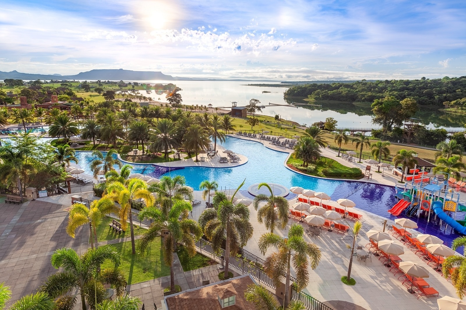 Vista aérea das piscinas e do lago no Malai Manso Resort
